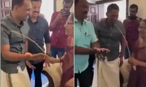 Video: देखिए क्या हुआ जब पुराने छात्र मिले अपनी पुरानी टीचर से, टीचर ने पीटा छड़ी से वीडियो हो रहा है वायरल Video: देखिए क्या हुआ जब पुराने छात्र मिले अपनी पुरानी टीचर से, टीचर ने पीटा छड़ी से वीडियो हो रहा है वायरल