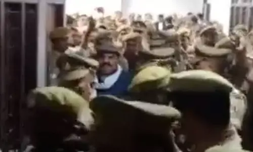वकीलों की गुस्सा देख पुलिस ने दिया चकमा, पिछले गेट से सुरक्षित अतीक अहमद को निकाल ले गई, सुनिए आँखों देखी चसमदीद की बात वकीलों की गुस्सा देख पुलिस ने दिया चकमा, पिछले गेट से सुरक्षित अतीक अहमद को निकाल ले गई, सुनिए आँखों देखी चसमदीद की बात