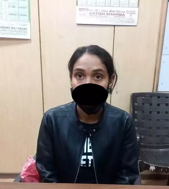 Noida News: रेप के झूठे मुकदमे में फंसाने की धमकी देने वाली युवती गिरफ्तार, कई लोगों को बनाया शिकार