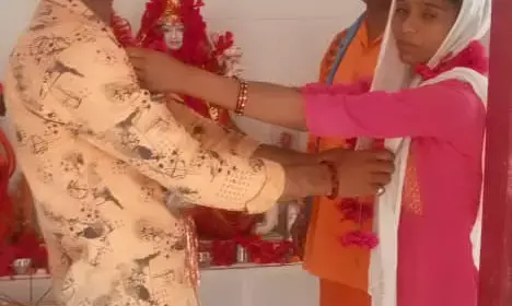 जाति बंधन तोड़ प्रेमी युगल ने थाने के दुर्गा मंदिर में रचाई शादी