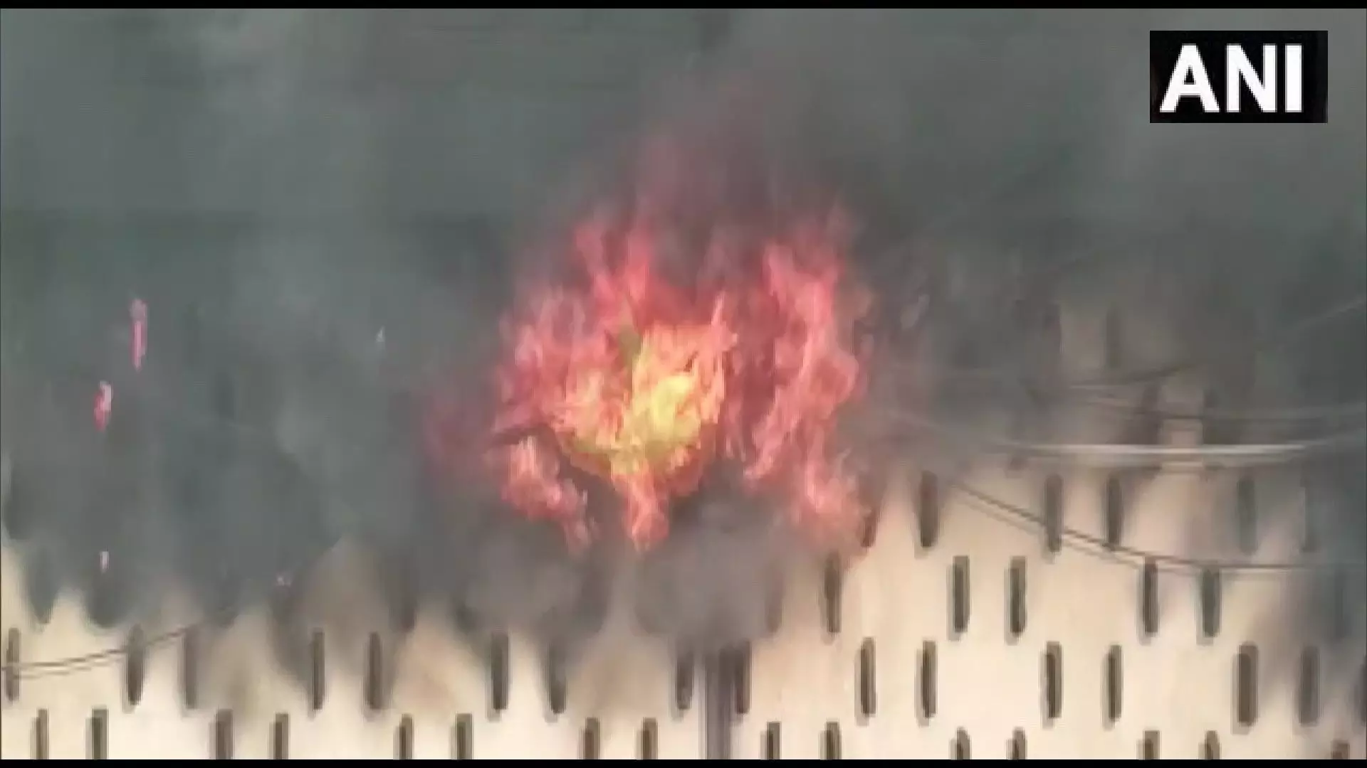 अलीगढ़ में SBI बैंक में शॉट सर्किट से लगी आग
