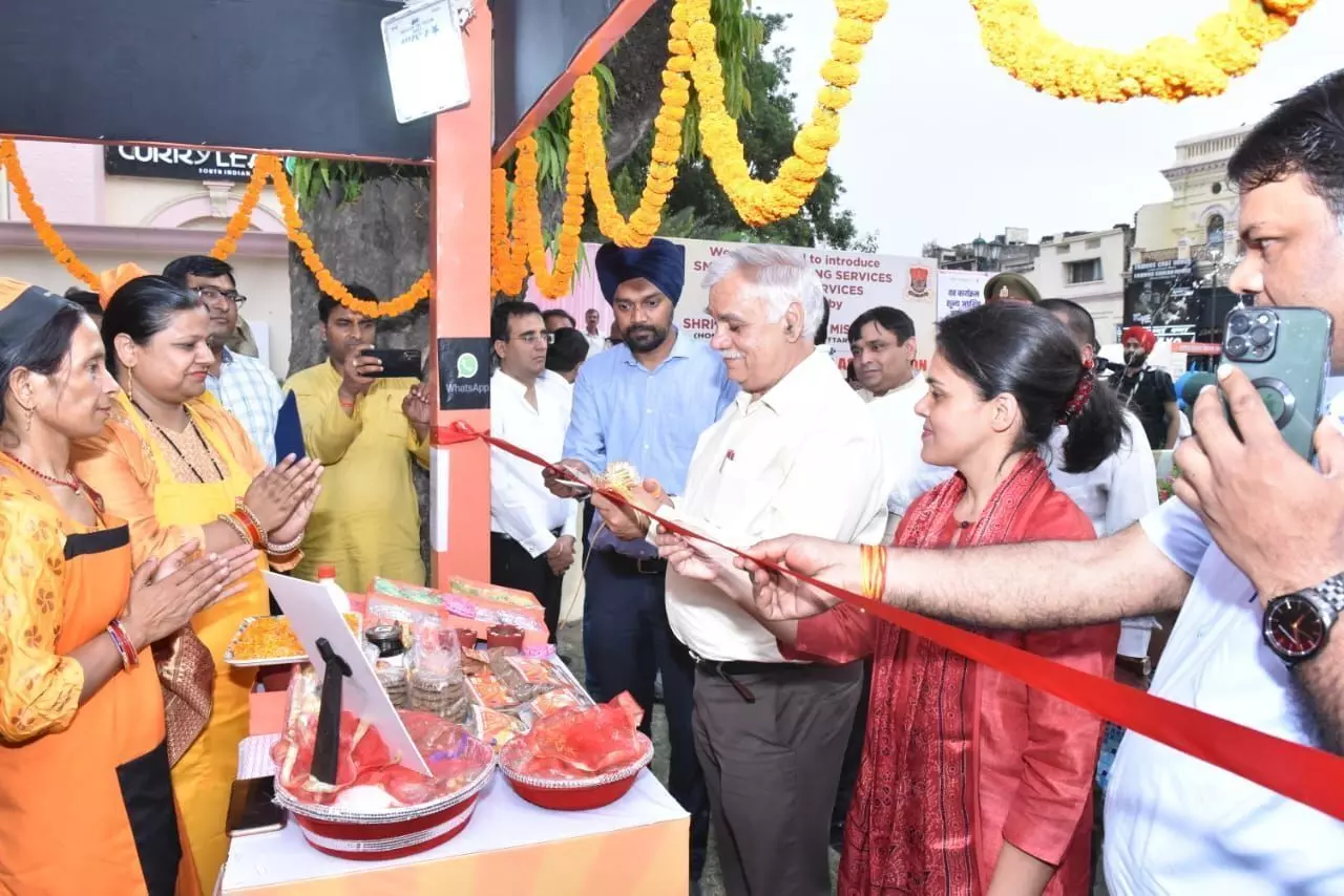 मुख्य सचिव दुर्गाशंकर मिश्रा ने हजरतगंज मल्टीलेवल पार्किंग में स्मार्ट कार पार्किंग सर्विसेज एवं वैले सर्विसेज की शुरू