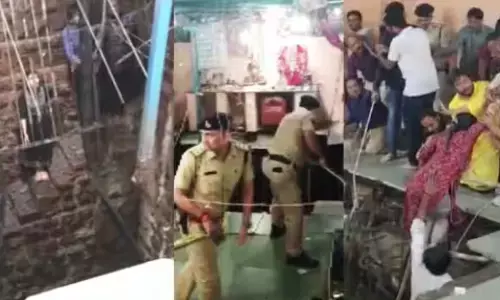MP में बड़ा हादसा : इंदौर में रामनवमी पर बेलेश्वर महादेव मंदिर में बावड़ी की छत धंसी, कई लोग फंसे, रेस्क्यू जारी MP में बड़ा हादसा : इंदौर में रामनवमी पर बेलेश्वर महादेव मंदिर में बावड़ी की छत धंसी, कई लोग फंसे, रेस्क्यू जारी