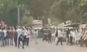 रामनवमी पर निकाली जा रही शोभायात्रा पर हुआ पथराव, मस्जिद के सामने दो गुटों के बीच हुआ संघर्ष रामनवमी पर निकाली जा रही शोभायात्रा पर हुआ पथराव, मस्जिद के सामने दो गुटों के बीच हुआ संघर्ष