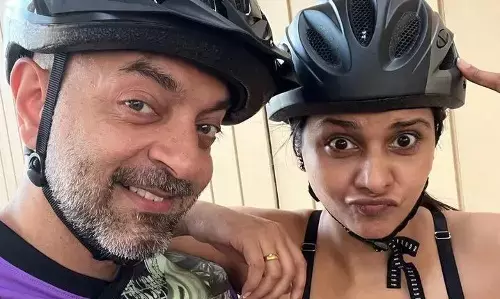 Dalljiet Kaur Nikhil Patel: दलजीत कौर के नए अवतार को देख कर चौक जाएंगे आप भी पति के साथ दिए जमकर पोज Dalljiet Kaur Nikhil Patel: दलजीत कौर के नए अवतार को देख कर चौक जाएंगे आप भी पति के साथ दिए जमकर पोज