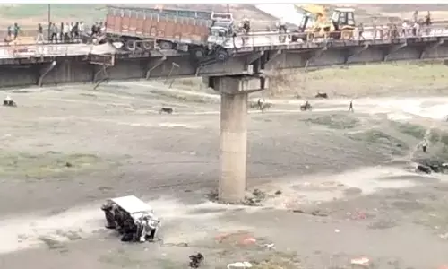 अभी अभी प्रयागराज में गंगा पुल पर दो ट्रक आमने-सामने भिड़े, एक ट्रक गंगा में गिरा, वाइक सवार भी आया चपेट में तीन की मौत अभी अभी प्रयागराज में गंगा पुल पर दो ट्रक आमने-सामने भिड़े, एक ट्रक गंगा में गिरा, वाइक सवार भी आया चपेट में तीन की मौत