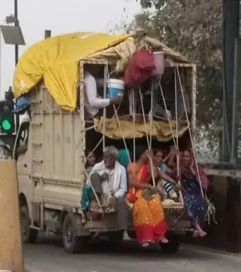 दुर्घटना को दावत देती इस दृश्य की रोचक तस्वीर पर आपका क्या रिएक्शन है ?