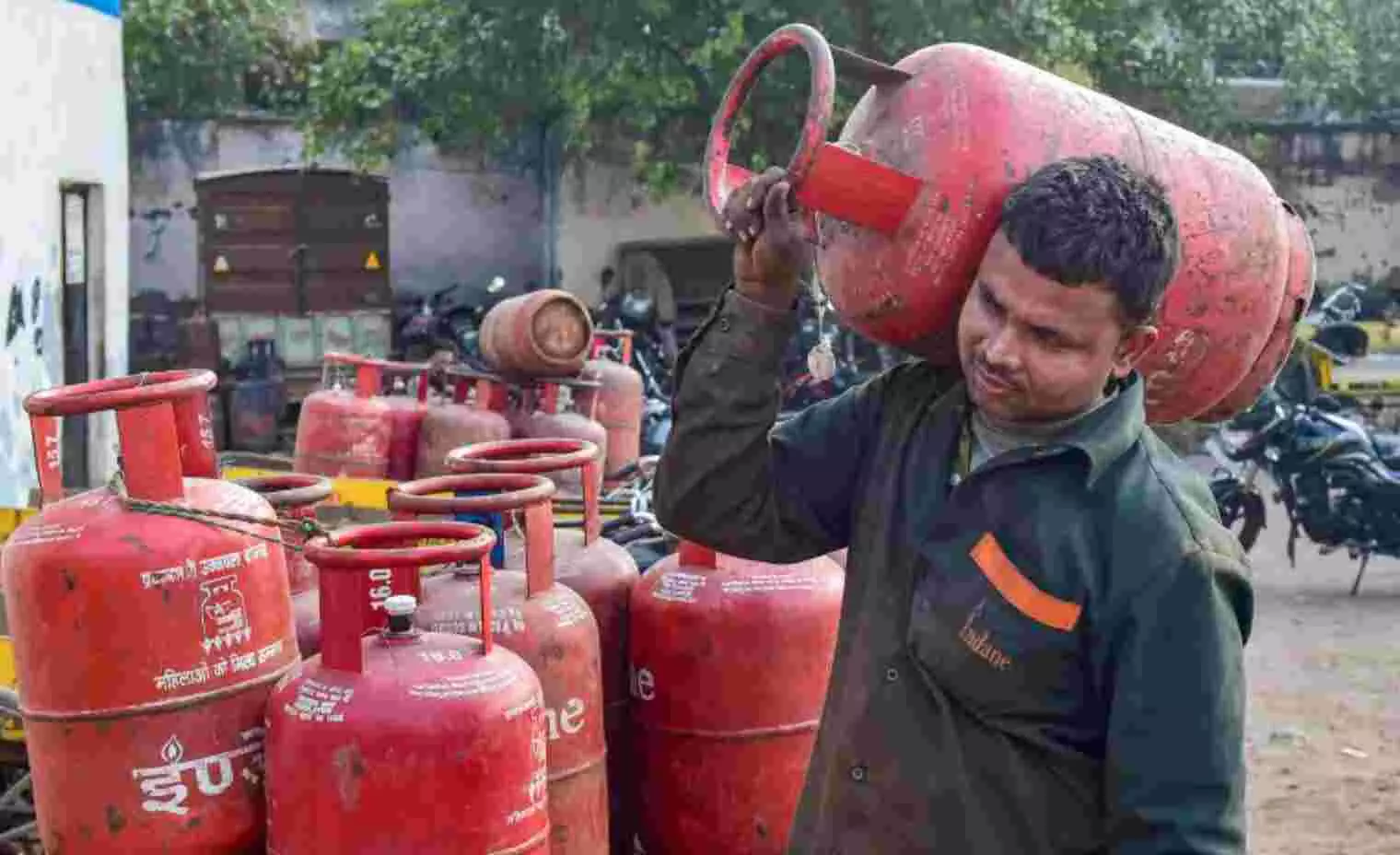 LPG Cylinder Price: खुशखबरी! कमर्शियल एलपीजी सिलेंडर हुआ सस्ता, जानें- आपके शहर का नया रेट