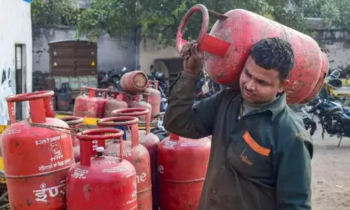 LPG Cylinder Price: खुशखबरी! कमर्शियल एलपीजी सिलेंडर हुआ सस्ता, जानें- आपके शहर का नया रेट LPG Cylinder Price: खुशखबरी! कमर्शियल एलपीजी सिलेंडर हुआ सस्ता, जानें- आपके शहर का नया रेट