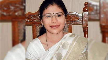 यूपी में आईएएस का तबादला सूची जारी, बांदा जिले की डीएम बनी दुर्गा शक्ति नागपाल देखिए पूरी लिस्ट यूपी में आईएएस का तबादला सूची जारी, बांदा जिले की डीएम बनी दुर्गा शक्ति नागपाल देखिए पूरी लिस्ट