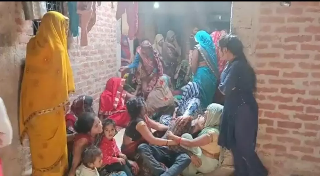 सड़क हादसे में हुई 3 लोगों की मौत गांव में छाया मातम सड़क हादसे में हुई 3 लोगों की मौत गांव में छाया मातम