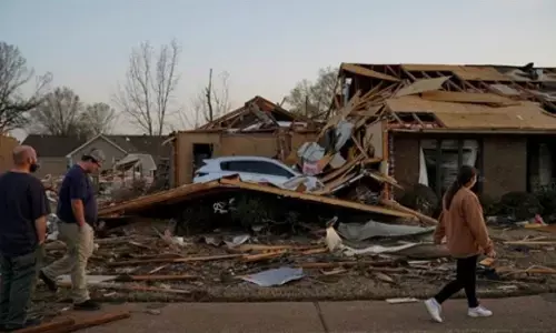 US Tornado : अमेरिका में टॉरनेडो तूफान ने मचाई भयंकर तबाही, 21 की मौत, कई राज्य बुरी तरह प्रभावित