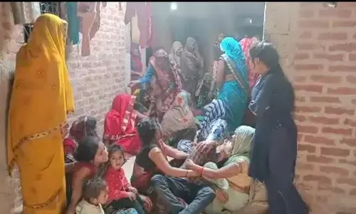सड़क हादसे में हुई 3 लोगों की मौत गांव में छाया मातम सड़क हादसे में हुई 3 लोगों की मौत गांव में छाया मातम