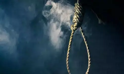 Breaking News: दंपत्ति ने 2 मासूमों समेत लगाई फांसी, 4 लाश, 4 रस्सियां और तो उठे कई सवाल, मचा हड़कंप