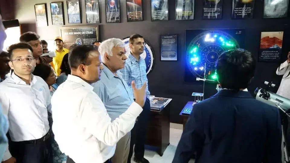 यूपी के प्रमुख सचिव दुर्गाशंकर मिश्रा जब पहुंचे झांसी के कंपोजिट विद्यालय ग्राम दिगारा, किया एस्ट्रोनॉमी लैब एवं पुस्तकालय का उद्घाटन यूपी के प्रमुख सचिव दुर्गाशंकर मिश्रा जब पहुंचे झांसी के कंपोजिट विद्यालय ग्राम दिगारा, किया एस्ट्रोनॉमी लैब एवं पुस्तकालय का उद्घाटन