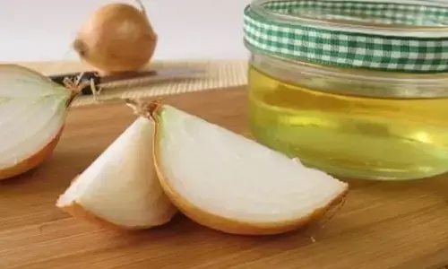 जानिए प्याज का रस बालों में लगाने के पीछे क्या है साइंस, क्या सच में आते हैं इससे नए बाल जानिए सच्चाई जानिए प्याज का रस बालों में लगाने के पीछे क्या है साइंस, क्या सच में आते हैं इससे नए बाल जानिए सच्चाई