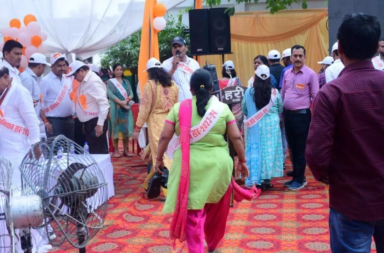 बाराबंकी बेसिक शिक्षा अधिकारी का वीडियो वायरल, महिला शिक्षक से उठवाई सेंडिल बाराबंकी बेसिक शिक्षा अधिकारी का वीडियो वायरल, महिला शिक्षक से उठवाई सेंडिल