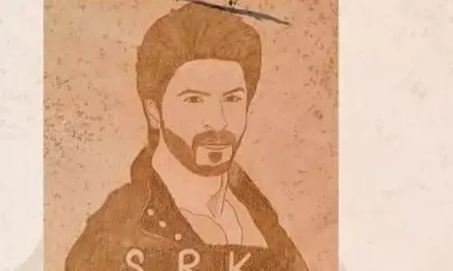 पाकिस्तान के स्टैंड आर्टिसट ने बनाया शाहरुख खान का ऐसा स्केच सोशल मीडिया यूजर्स हो गए हैरान, क्या आपने देखी पाकिस्तान से आई यह कलाकारी?? तस्वीर हो रही है वायरल