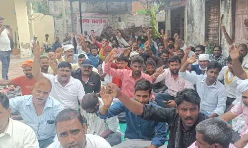 यूपी के सात जिलों के संविदाकर्मियों का वेतन 22 करोड़ लेकर कंपनी फरार यूपी के सात जिलों के संविदाकर्मियों का वेतन 22 करोड़ लेकर कंपनी फरार