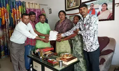 शिक्षा मित्रों ने मुख्यमंत्री एवं प्रदेश अध्यक्ष के नाम सम्बोधित ज्ञापन भाजपा जिलाध्यक्ष को सौंपा