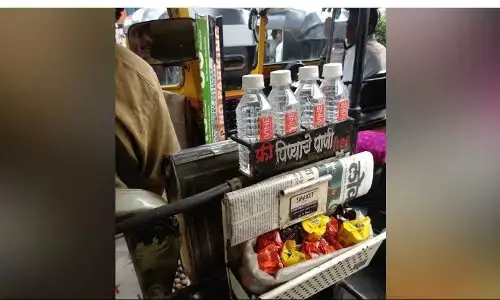 यात्रियों के लिए मुफ्त पानी की बोतलें, बिस्किट रखता है ऑटो ड्राइवर, उसकी दयालुता ने जीत लिया सभी का मन यात्रियों के लिए मुफ्त पानी की बोतलें, बिस्किट रखता है ऑटो ड्राइवर, उसकी दयालुता ने जीत लिया सभी का मन