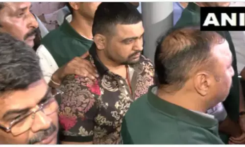 Gangster Deepak Boxer : गैंगस्टर दीपक बॉक्सर को मेक्सिको से लेकर आई दिल्ली पुलिस Gangster Deepak Boxer : गैंगस्टर दीपक बॉक्सर को मेक्सिको से लेकर आई दिल्ली पुलिस