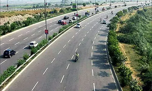 पूर्वांचल एक्सप्रेसवे पर सुरक्षा नदारद: पीड़ित सौरभ चतुर्वेदी और उनके मित्रों की कहानी सुनिये,शाम सात बजे भयावह माहौल-बड़े बड़े दावे फेल पूर्वांचल एक्सप्रेसवे पर सुरक्षा नदारद: पीड़ित सौरभ चतुर्वेदी और उनके मित्रों की कहानी सुनिये,शाम सात बजे भयावह माहौल-बड़े बड़े दावे फेल