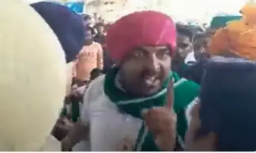 नोएडा में किसान नेता की पुलिस अधिकारी से तीखी झड़प,  नेता ने अफसर से कहा क्या  आग लगवा कर जाओगे, देखिए पूरा वीडियो