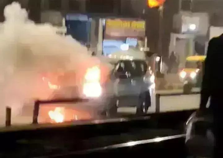 Gorakhpur News: उत्तर प्रदेश कृषि अधिकारी की कार बनी आग का गोला, भागकर जान बचाई Gorakhpur News: उत्तर प्रदेश कृषि अधिकारी की कार बनी आग का गोला, भागकर जान बचाई