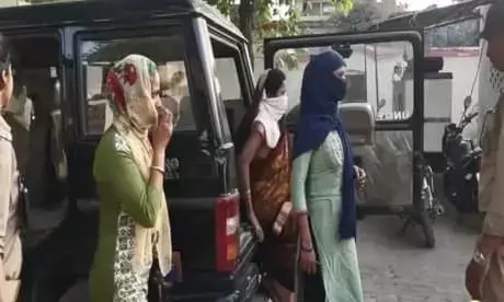 मकान के अंदर चल रहा था सेक्स रैकेट, तभी पहुंची पुलिस की टीम, घेराबंदी कर मारी रेड तो 4 महिलाओं समेत 5 हिरासत में मकान के अंदर चल रहा था सेक्स रैकेट, तभी पहुंची पुलिस की टीम, घेराबंदी कर मारी रेड तो 4 महिलाओं समेत 5 हिरासत में