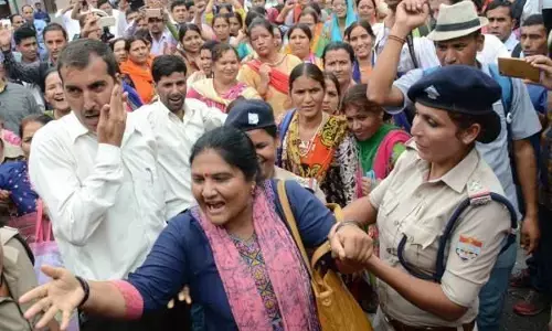 शिक्षा मित्रों की हो रही लगातार मौतों के बाद भी सरकार खामोश, कितनी कुर्बानी और लेगी! शिक्षा मित्रों की हो रही लगातार मौतों के बाद भी सरकार खामोश, कितनी कुर्बानी और लेगी!