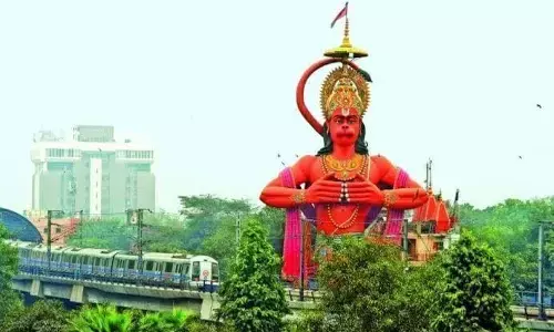 मेट्रो से बजरंग बली की 108 फीट ऊंची मूर्ति को देखना मेट्रो से बजरंग बली की 108 फीट ऊंची मूर्ति को देखना