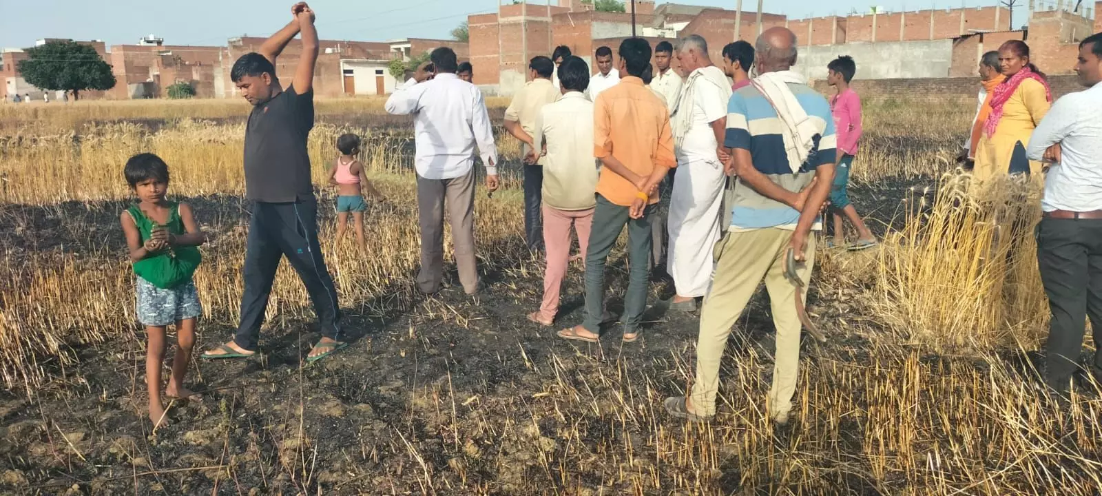2 किसानों के खेत में लगी आग, लाखों की फसल जलकर खाक किसान फफक फफक कर रोने लगे 2 किसानों के खेत में लगी आग, लाखों की फसल जलकर खाक किसान फफक फफक कर रोने लगे