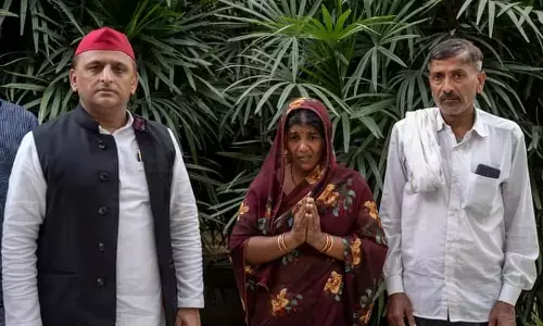 फर्जी एनकाउंटर में मारे गए आकाश गुर्जर से मिले सपा अध्यक्ष अखिलेश यादव, 5 लाख की मदद दी फर्जी एनकाउंटर में मारे गए आकाश गुर्जर से मिले सपा अध्यक्ष अखिलेश यादव, 5 लाख की मदद दी