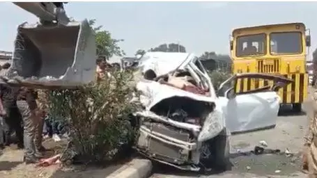 अभी अभी झांसी कानपुर नेशनल हाईवे पर भीषण सड़क हादसा, ट्रक से टकराई कार, चार की मौत, दो घायल