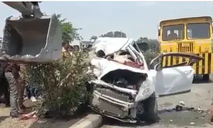 अभी अभी झांसी कानपुर नेशनल हाईवे पर भीषण सड़क हादसा, ट्रक से टकराई कार, चार की मौत, दो घायल अभी अभी झांसी कानपुर नेशनल हाईवे पर भीषण सड़क हादसा, ट्रक से टकराई कार, चार की मौत, दो घायल
