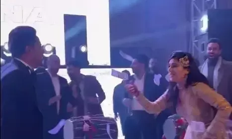 जीजा और साली ने डांस फ्लोर पर जमकर लगाए ठुमके, जीजा ने साली पर लुटाया जमकर प्यार, वीडियो हो रहा है वायरल जीजा और साली ने डांस फ्लोर पर जमकर लगाए ठुमके, जीजा ने साली पर लुटाया जमकर प्यार, वीडियो हो रहा है वायरल