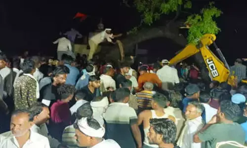 Akola Accident : महाराष्ट्र में बड़ा हादसा : अकोला में टीन शेड पर नीम का पेड़ गिरने से 7 की मौत, कई घायल Akola Accident : महाराष्ट्र में बड़ा हादसा : अकोला में टीन शेड पर नीम का पेड़ गिरने से 7 की मौत, कई घायल