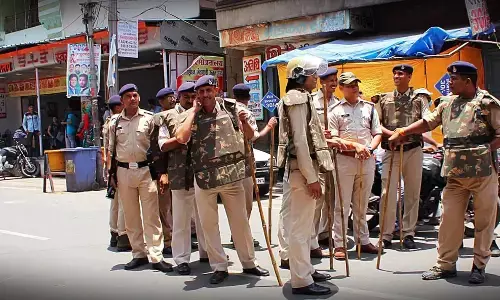 जमशेदपुर में दो पक्षों में हिंसा, उपद्रवियों ने दुकानें जलाईं, वाहन तोड़े, पथराव और आगजनी के बाद धारा-144 लागू, इंटरनेट बंद जमशेदपुर में दो पक्षों में हिंसा, उपद्रवियों ने दुकानें जलाईं, वाहन तोड़े, पथराव और आगजनी के बाद धारा-144 लागू, इंटरनेट बंद