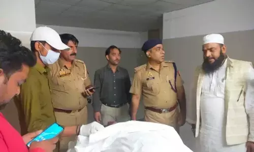 मेरठ में नमाज पढ़ने के बाद इकट्ठे हुए दो पक्षों में हुआ विवाद, देखते ही देखते चली गोली दो की मौत मेरठ में नमाज पढ़ने के बाद इकट्ठे हुए दो पक्षों में हुआ विवाद, देखते ही देखते चली गोली दो की मौत