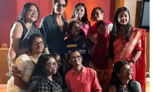 सब कह रहे हैं शाहरुख खान है बड़े दिलवाले, कोलकाता में एसिड अटैक सरवाइवर से की मुलाकात, सब ने की जमकर तारीफ!!