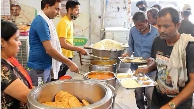 एक शख्स ने अपनी सारी जमा पूंजी जरूरतमंदों के लिए लगा दी, ताकि उन्हें मिल सके ₹1 में भरपेट खान