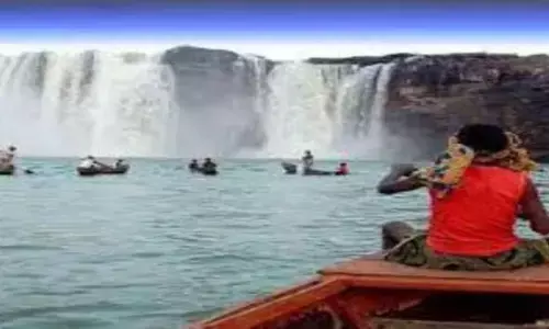 Waterfall: अगर आप भी मनाने जा रहे हैं गर्मी की छुट्टी किसी हिल स्टेशन पर,  तो पहले लूट ले लखनऊ के इस वाटरफॉल का मजा Waterfall: अगर आप भी मनाने जा रहे हैं गर्मी की छुट्टी किसी हिल स्टेशन पर,  तो पहले लूट ले लखनऊ के इस वाटरफॉल का मजा