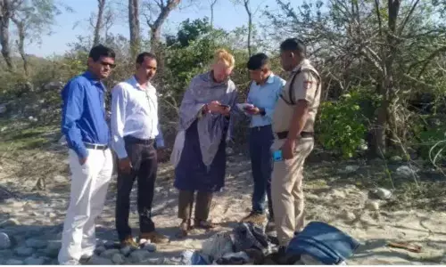 उत्तराखंड के जंगल में टेंट लगाकर रहता मिला स्वीडन का नागरिक, सुनसान एरिया में विदेशी नागरिक को देखकर हुई हैरानी उत्तराखंड के जंगल में टेंट लगाकर रहता मिला स्वीडन का नागरिक, सुनसान एरिया में विदेशी नागरिक को देखकर हुई हैरानी