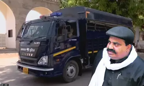 Atiq Ahmed News  : फिर यूपी लाया जाएगा अतीक अहमद, साबरमती जेल पहुंची प्रयागराज पुलिस Atiq Ahmed News  : फिर यूपी लाया जाएगा अतीक अहमद, साबरमती जेल पहुंची प्रयागराज पुलिस