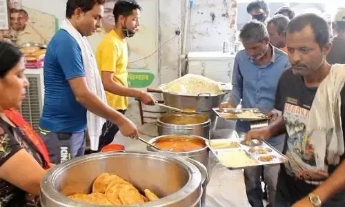 एक शख्स ने अपनी सारी जमा पूंजी जरूरतमंदों के लिए लगा दी, ताकि उन्हें मिल सके ₹1 में भरपेट खान एक शख्स ने अपनी सारी जमा पूंजी जरूरतमंदों के लिए लगा दी, ताकि उन्हें मिल सके ₹1 में भरपेट खान