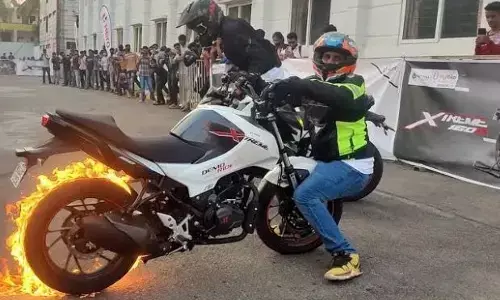 लड़कियों के खतरनाक स्टंट को देखकर लोग कर रहे हैं कार्यवाही की मांग ,पटना की है ये घटना लड़कियों के खतरनाक स्टंट को देखकर लोग कर रहे हैं कार्यवाही की मांग ,पटना की है ये घटना