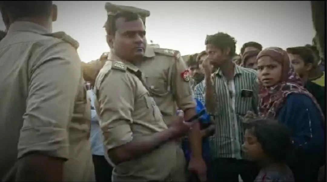 रस्सी के सहारे आयशर ट्रक के पीछे बंधी मिली युवक की लाश रस्सी के सहारे आयशर ट्रक के पीछे बंधी मिली युवक की लाश