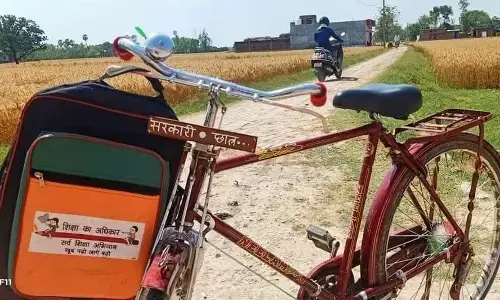 साइकिल पर लगी ये सरकारी छात्र लिखी नेमप्लेट बयां कर रही कि सरकारी स्कूलों, सरकारी शिक्षकों की महत्ता नहीं हुई है कम साइकिल पर लगी ये सरकारी छात्र लिखी नेमप्लेट बयां कर रही कि सरकारी स्कूलों, सरकारी शिक्षकों की महत्ता नहीं हुई है कम