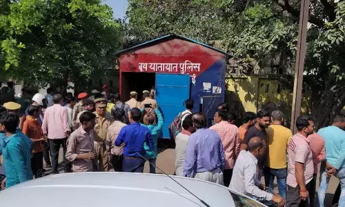 UP: चौराहे पर बने यातायात बूथ में कॉन्स्टेबल ने फांसी लगाकर दी जान, शव देखकर साथी पुलिसकर्मी रह गए दंग, मचा हड़कंप UP: चौराहे पर बने यातायात बूथ में कॉन्स्टेबल ने फांसी लगाकर दी जान, शव देखकर साथी पुलिसकर्मी रह गए दंग, मचा हड़कंप